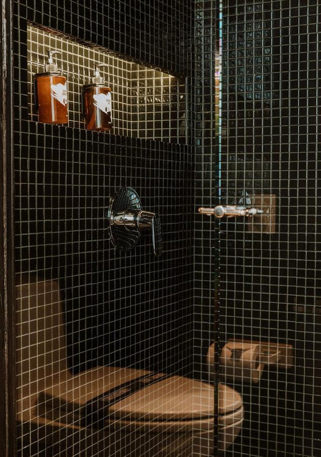 The Click Clack Hotel Bogota Luaran gambar A shower